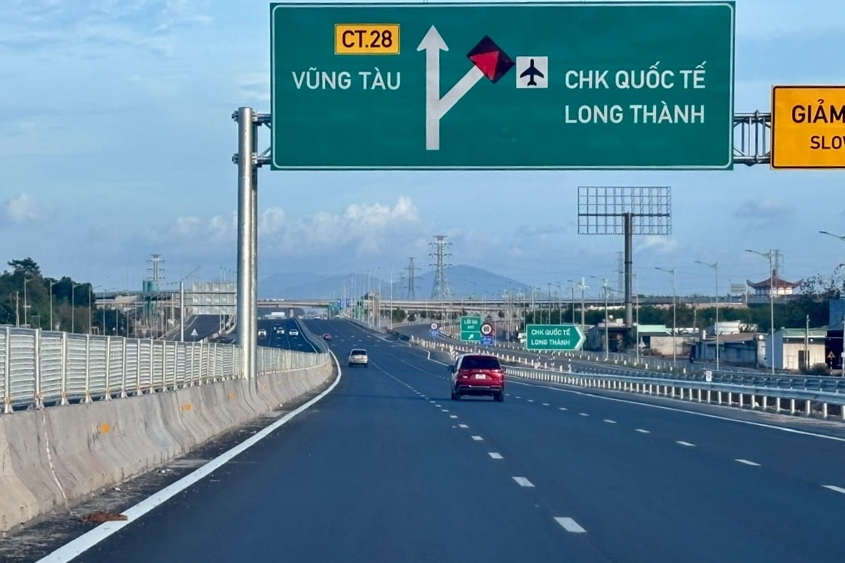 Đường dẫn vào sân bay Long Thành cũng chưa hoàn thiện, các phương tiện chưa di chuyển vào