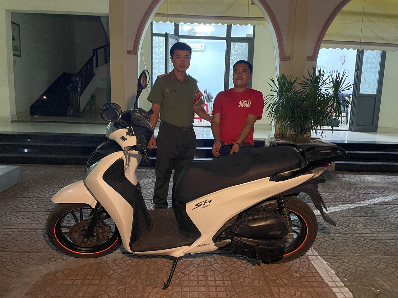 Đối tượng cướp xe SH và tang vật vụ án