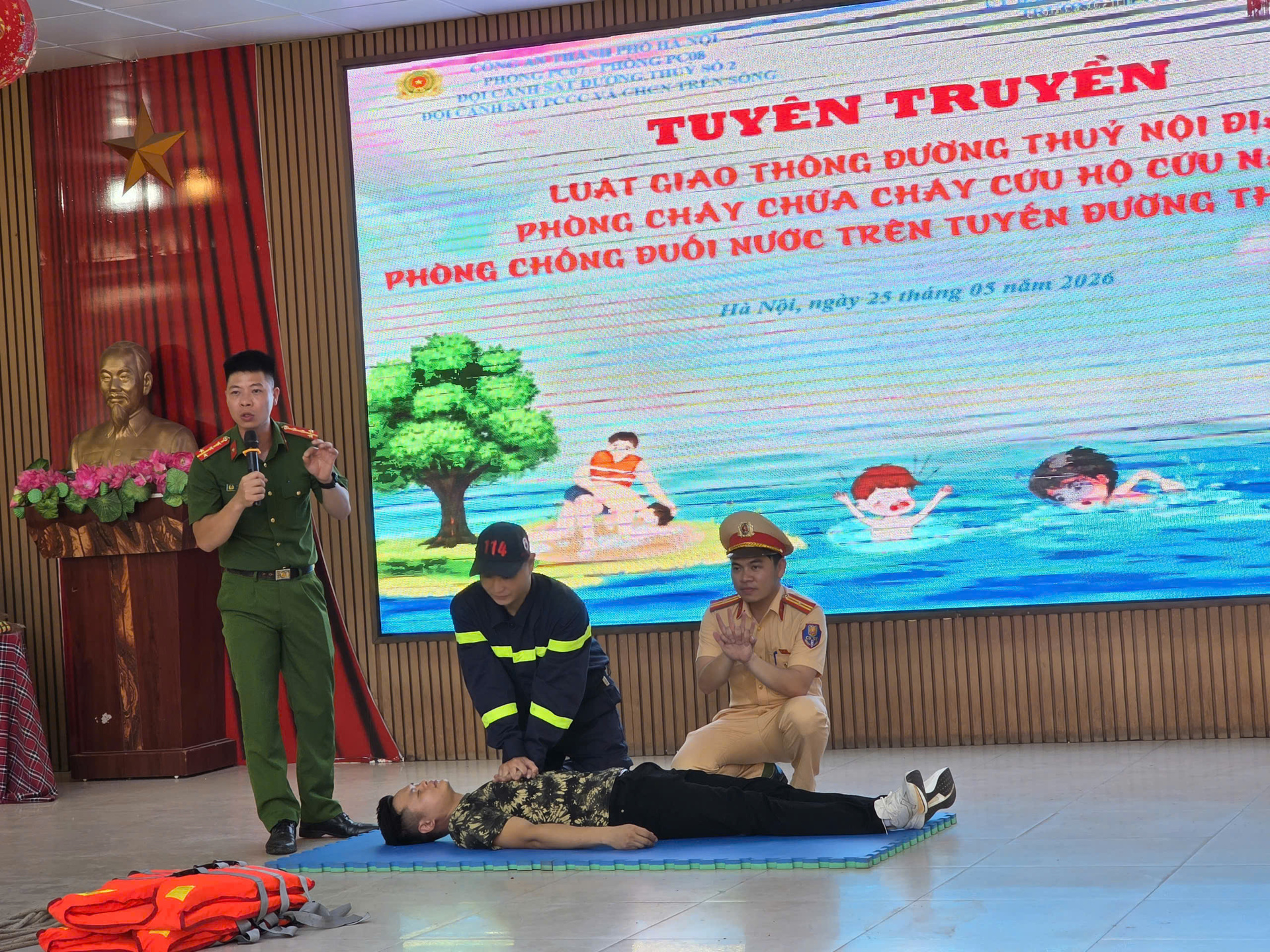 Đây không chỉ là một buổi học lý thuyết, mà là một cuộc diễn tập sinh tồn thực thụ do các chiến sĩ Đội cảnh sát đường thủy số 2, Phòng cảnh sát giao thông và Đội Cảnh sát Phòng cháy chữa cháy và cứu hộ cứu nạn trên sông, Phòng cảnh sát chữa cháy (Công an thành phố Hà Nội) trực tiếp hướng dẫn.