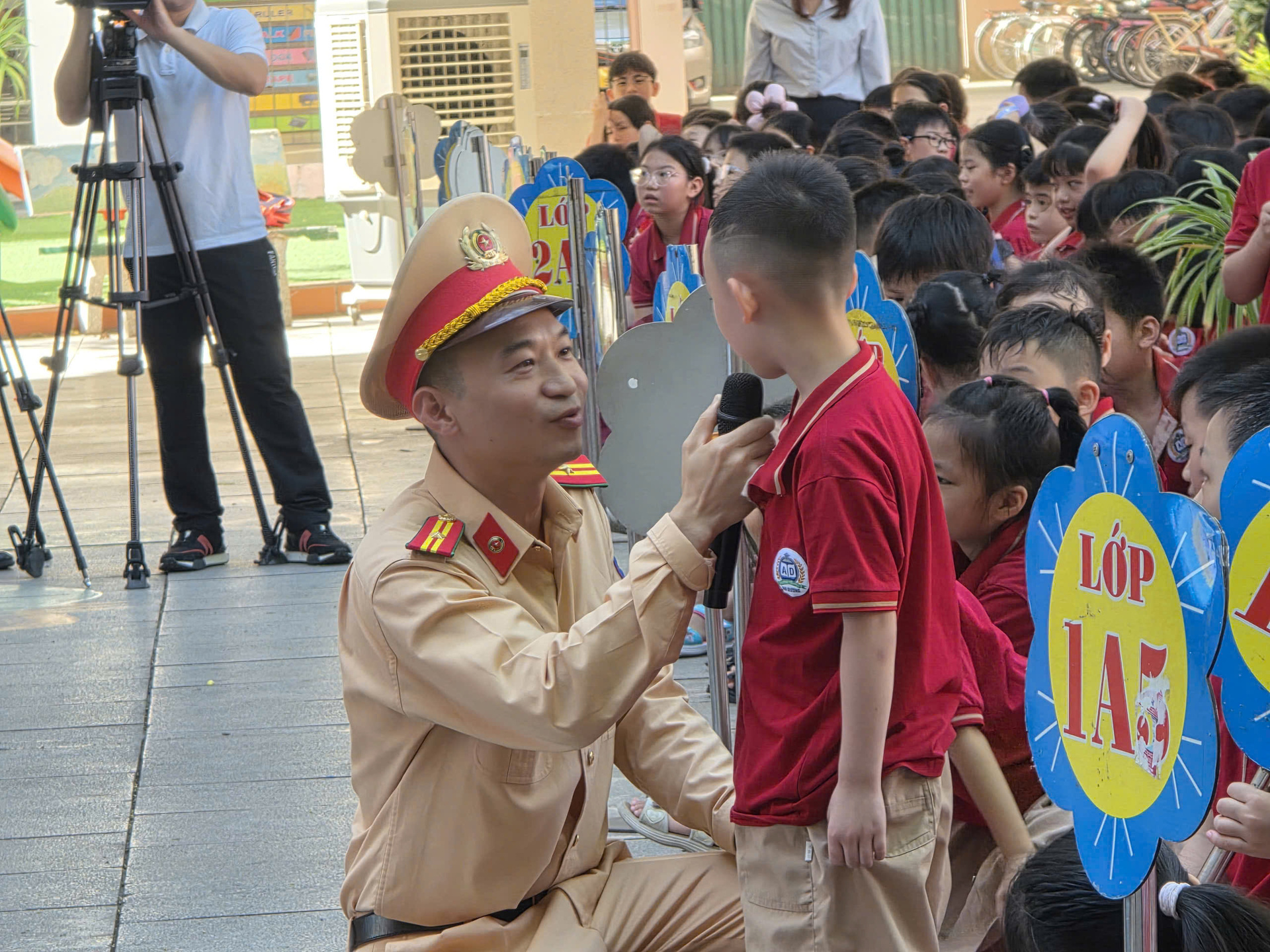 Cán bộ Đội Cảnh sát đường thủy số 2, Phòng Cảnh sát giao thông, Công an TP Hà Nội trực tiếp hướng dẫn và giải đáp những thắc mắc cho các em học sinh
