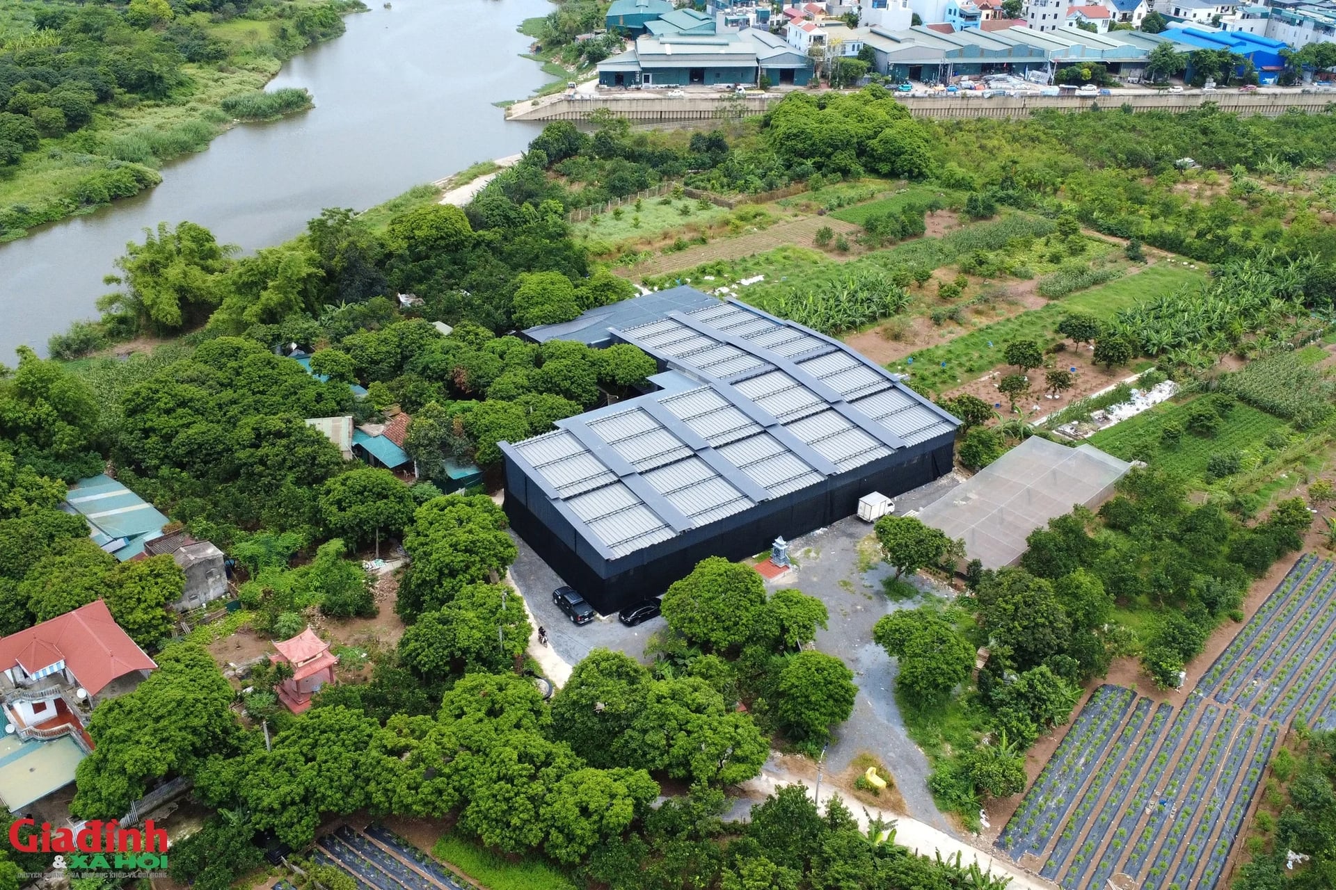 Hàng ngàn mét vuông đất nông nghiệp tại khu vực ven sông thuộc xóm An Đường (phường Yên Nghĩa, TP Hà Nội) đã bị san lấp, dựng khung sắt mái tôn kiên cố để kinh doanh tổ hợp sân thể thao. (Ảnh: Gia đình & xã hội)