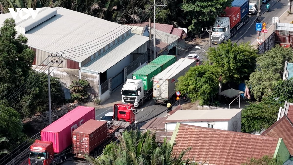 Tuyến đường Nguyễn Duy Trinh vẫn luôn thường trực nỗi ám ảnh mất an toàn giữa dòng container ken đặc mỗi ngày.