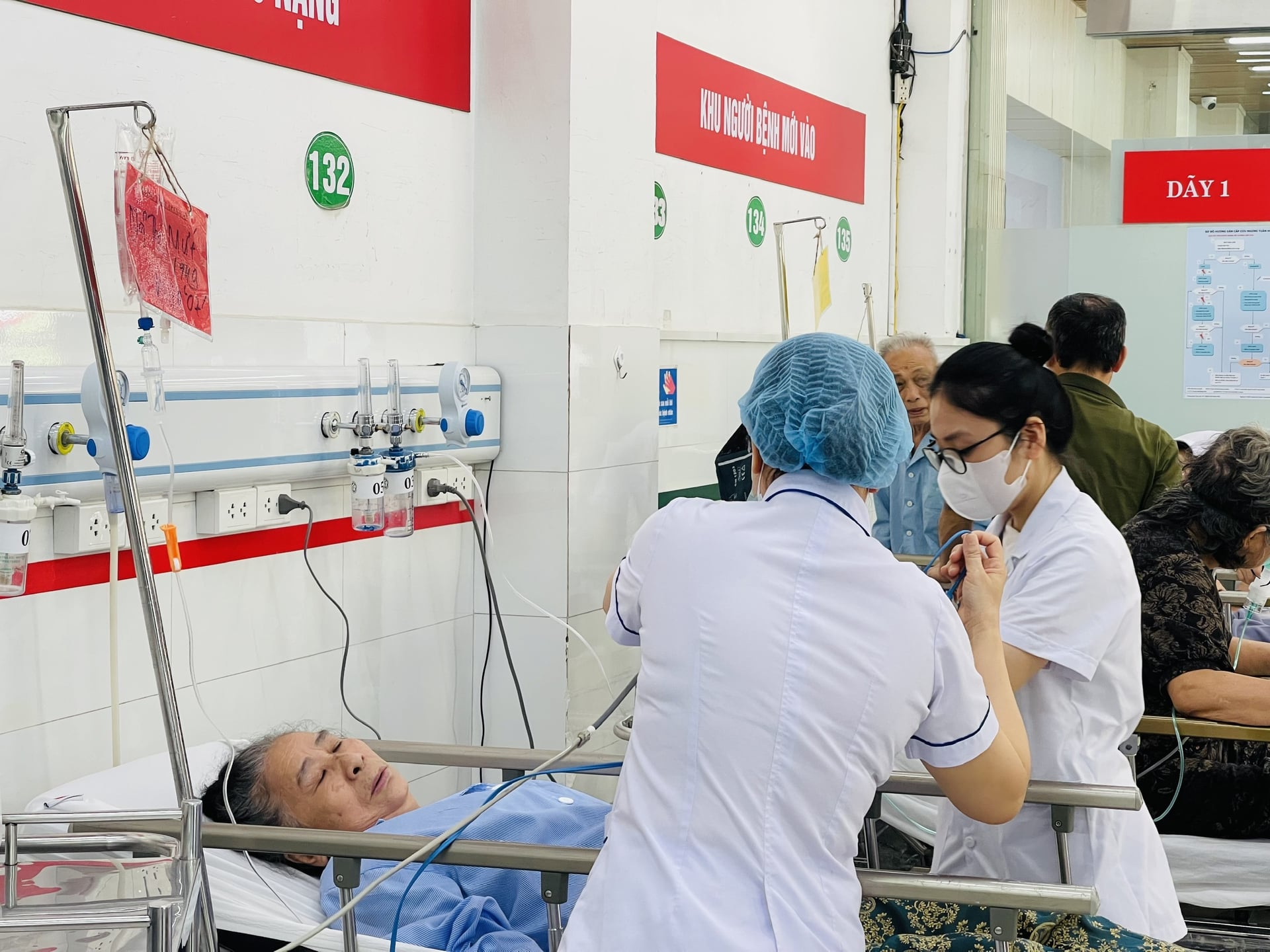 Một bệnh nhân khác được các y, bác sĩ cấp cứu, điều trị tại Trung tâm Cấp cứu A9