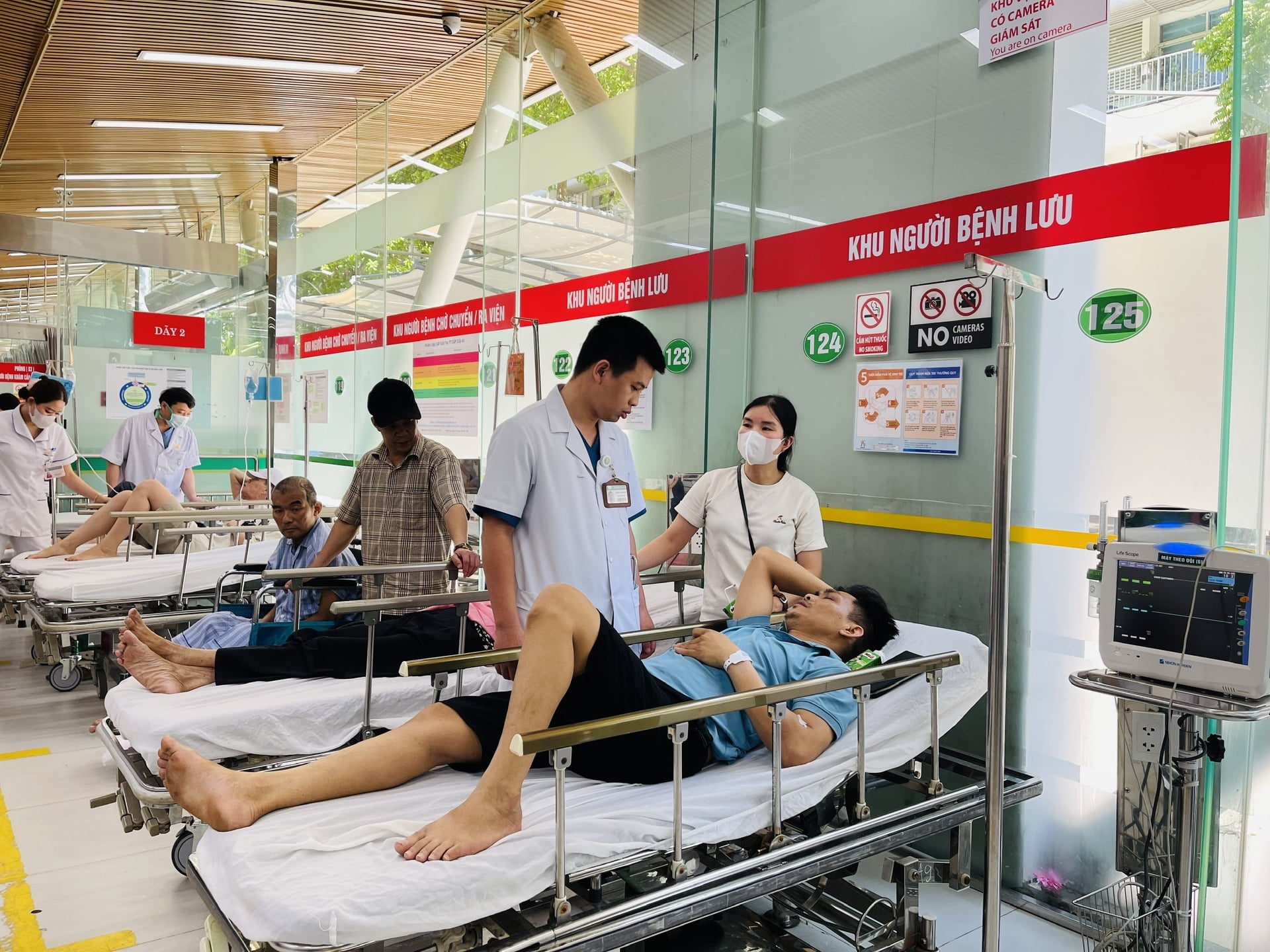 Thạc sĩ, bác sĩ Đặng Tuấn Dũng, Phó phòng Cấp cứu 1, Trung tâm Cấp cứu A9 thăm khám cho bệnh nhân