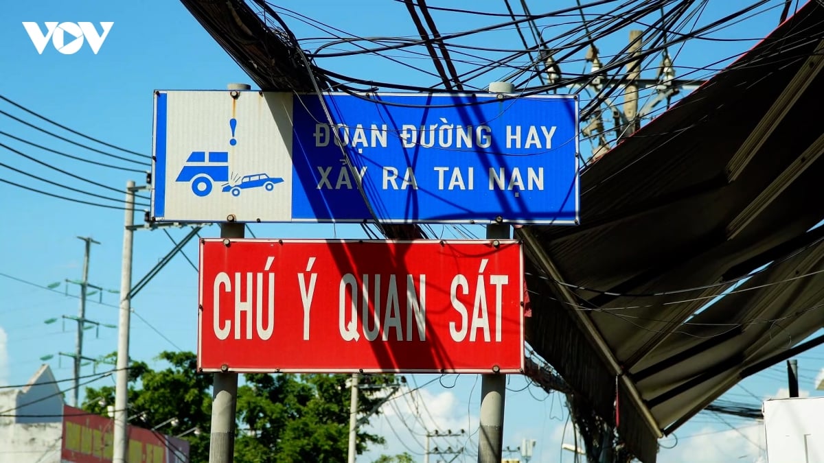 Biển báo chú ý quan sát của các cơ quan chức năng để cảnh báo người đi đường
