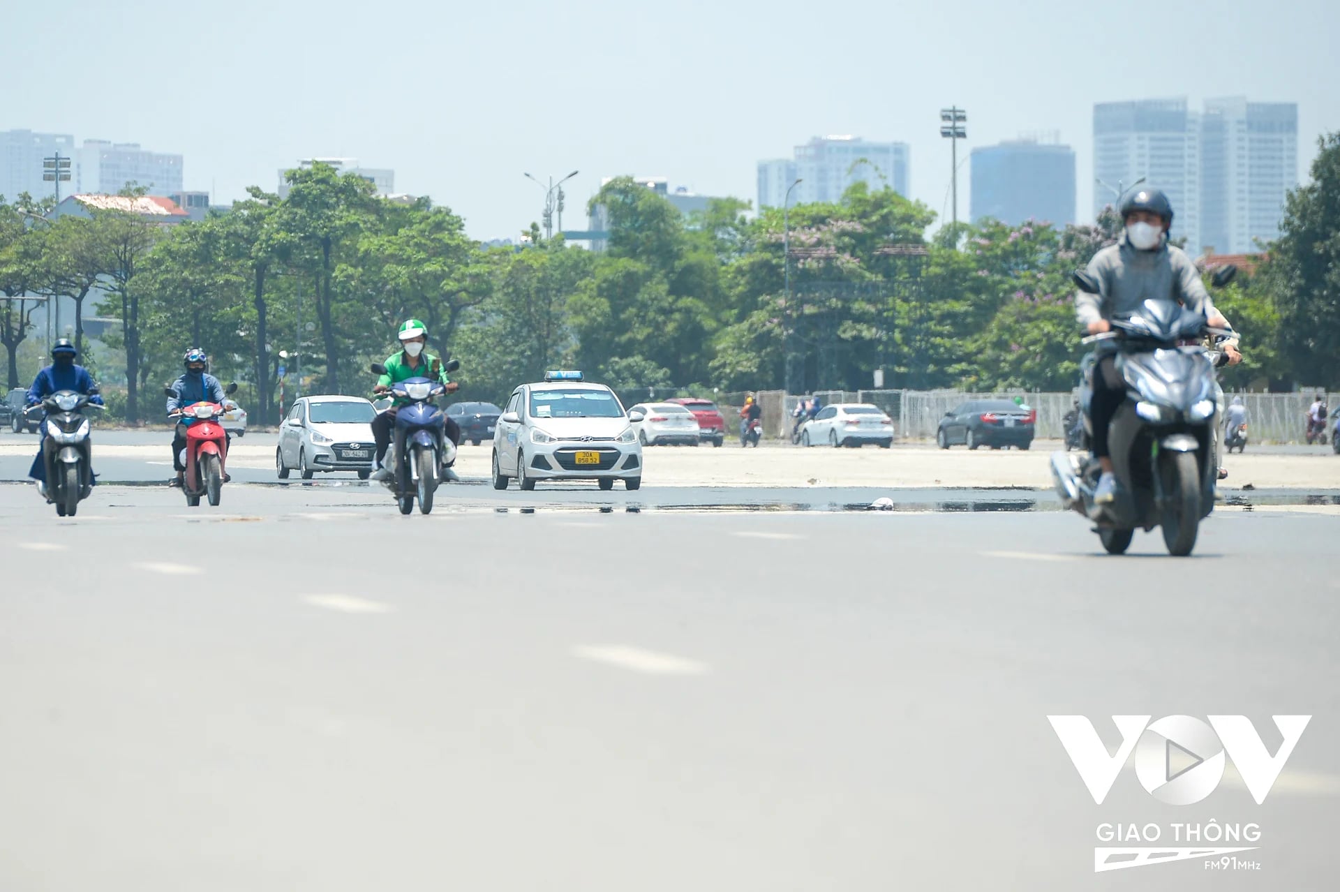 Chỉ bằng mắt thường có thể dễ dàng nhìn thấy ảo ảnh, mặt đường như có những vũng nước.