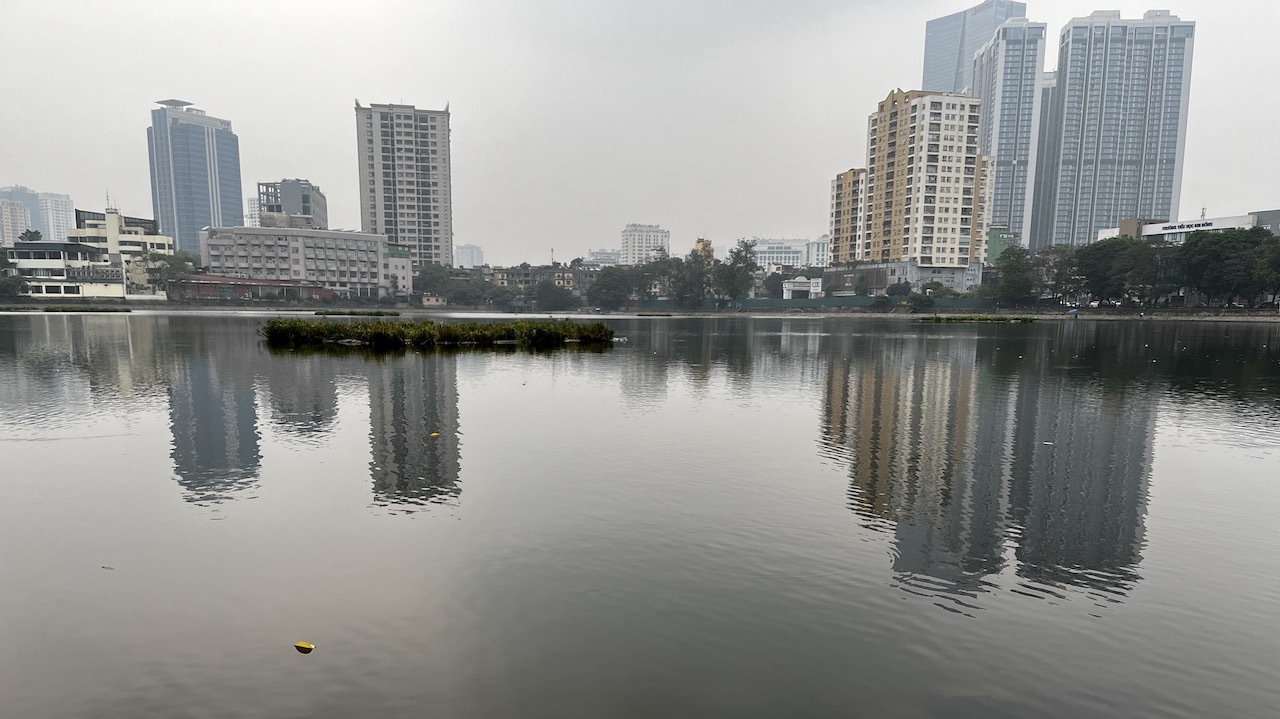 Ô nhiễm sông hồ ở Thủ đô, trách ai?