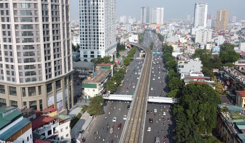 Lượng hành khách đi xe buýt nhanh BRT vào giờ thấp điểm thường là người cao tuổi và trẻ em. Ảnh: Huy Hùng – TTXVN Trong giai đoạn 2021 - 2030, Tp. Hồ Chí Minh đặt mục tiêu phát triển