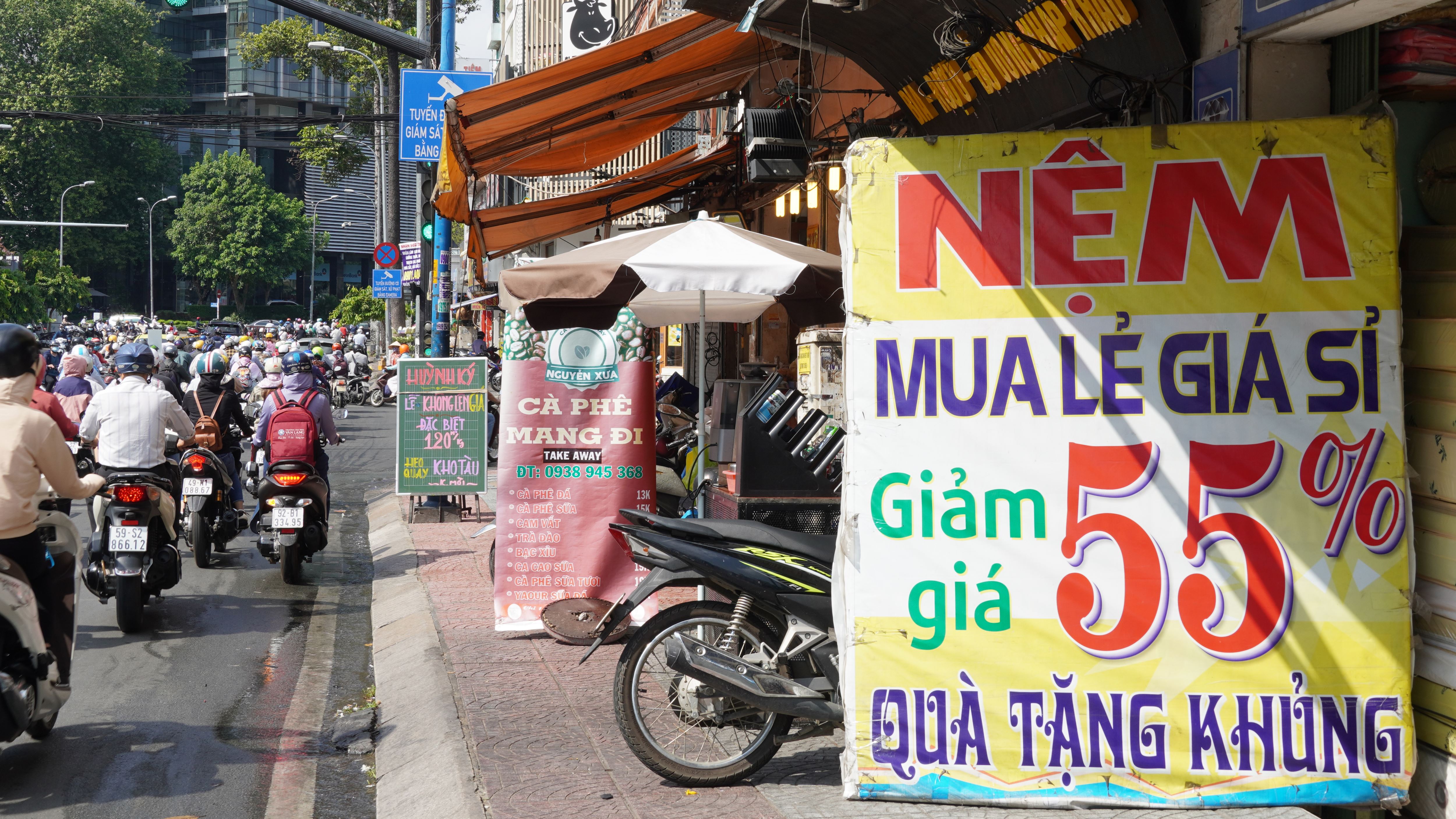 Lấn chiếm vỉa hè buôn bán trên đường Phạm Ngũ Lão, gần chợ Nguyễn Thái Bình.