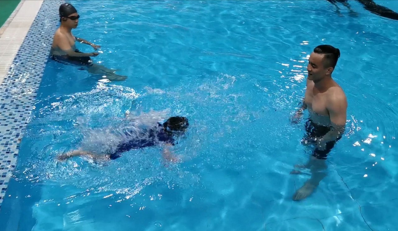 HLV Điền Đức Nghĩa mỗi năm dạy bơi từ 20-30 trẻ đặc biệt
