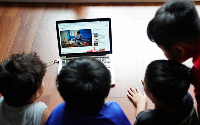 Cần bảo vệ trẻ em trước môi trường mạng. Ảnh: Dân Việt