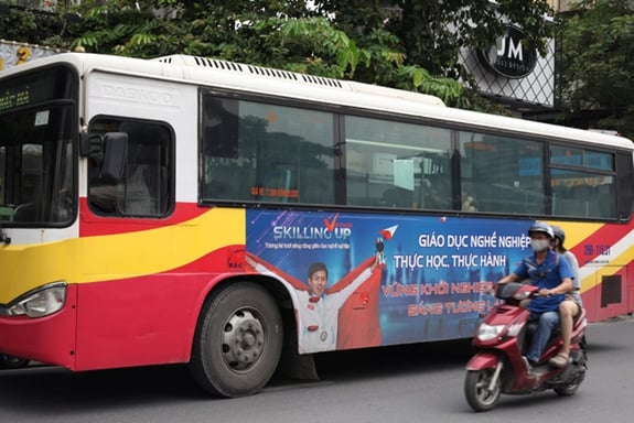 Truyền thông giáo dục nghề nghiệp bằng xe bus Thủ đô. Ảnh: baodansinh.vn.