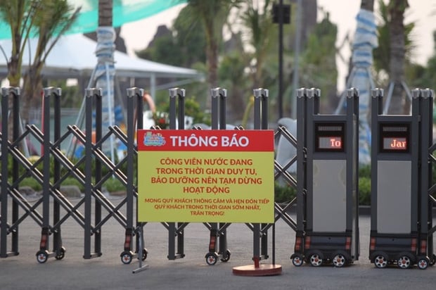 Tấm biển thông báo tạm dừng hoạt động của công viên nước Thanh Hà. Ảnh: Trí Thức Trẻ