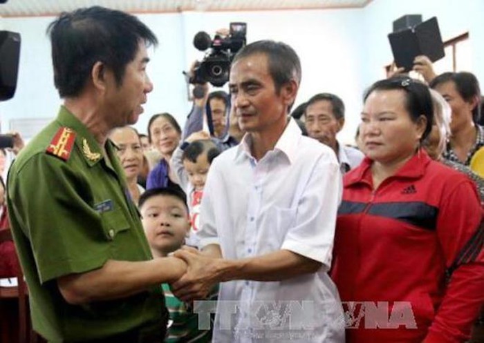 Buổi xin lỗi công khai ông Huỳnh Văn Nén bị ngồi tù oan vào cuối năm 2015 (Ảnh: TTXVN)
