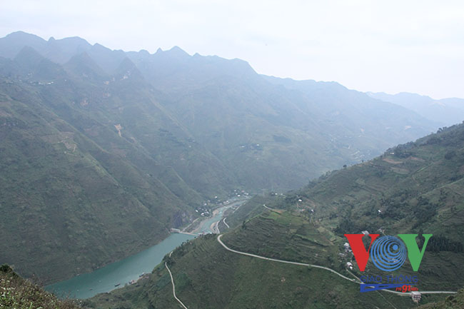 1 Ảnh chụp từ đèo Mã Pì Lèng nhìn xuống sông Nho Quế. Những dãy núi bên kia sông ẩn hiện mái nhà xã Thượng Phùng