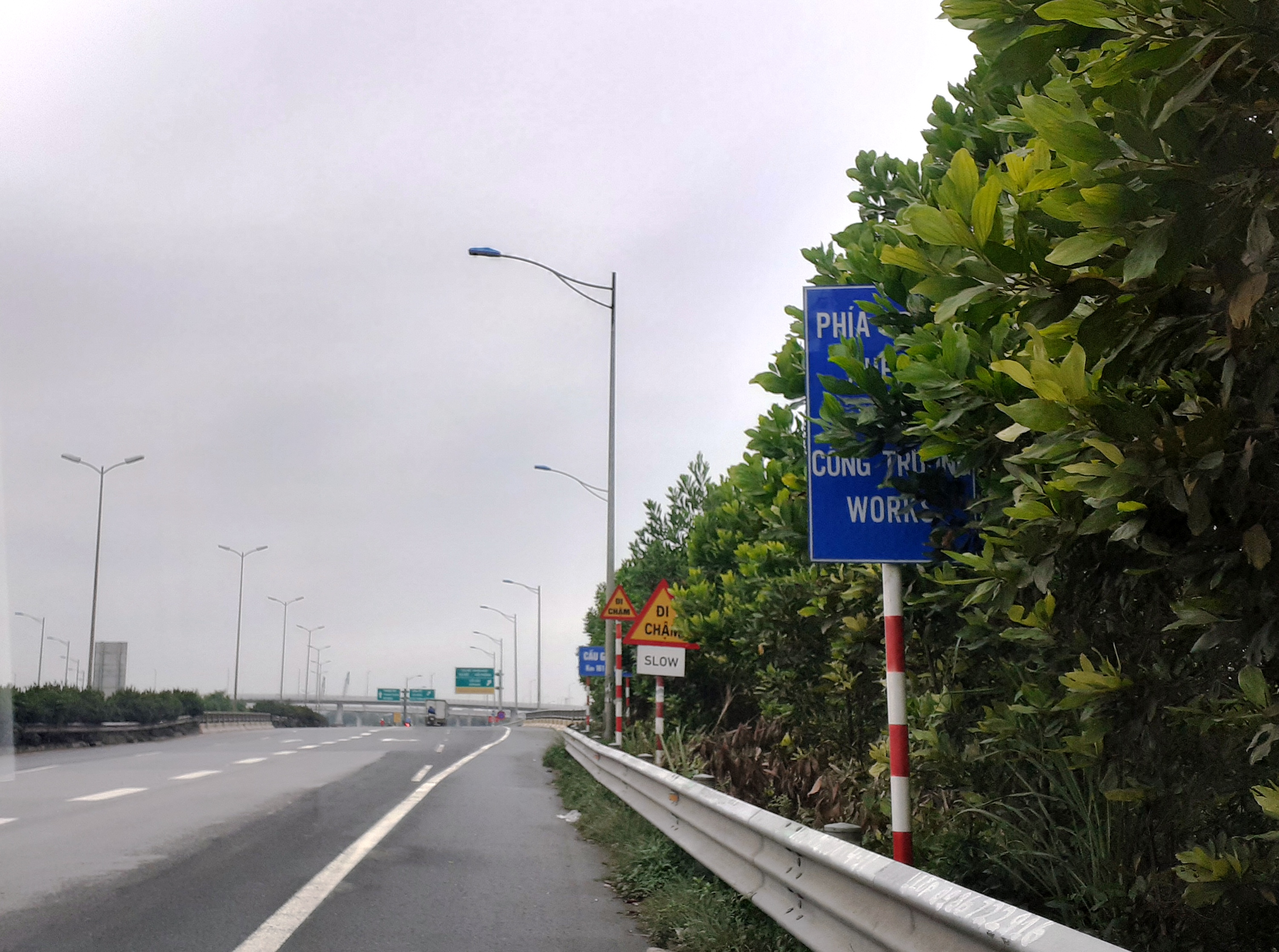 Biển báo bị cây che khuất trên Quốc lộ 1 B Hà Nội - Bắc Giang.