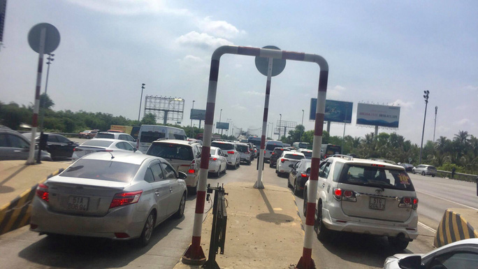 Ùn tắc kéo dài tại trạm thu phí trên cao tốc TP HCM - Long Thành - Dầu Giây. Ảnh: Cục CSGT