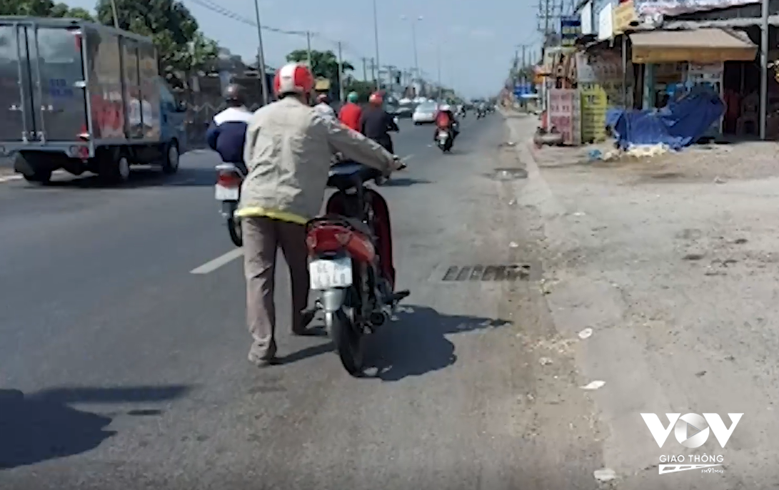 Không hiếm để bắt gặp cảnh tượng người dân phải dắt bộ xe máy do xe bị cán đinh