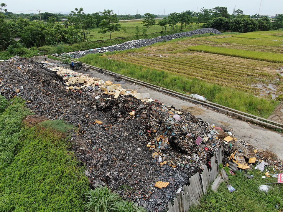 bãi rác điện tử này đã phát sinh từ 3 năm nay do trên địa bàn có một số hộ dân hành nghề thu gom phế liệu. 