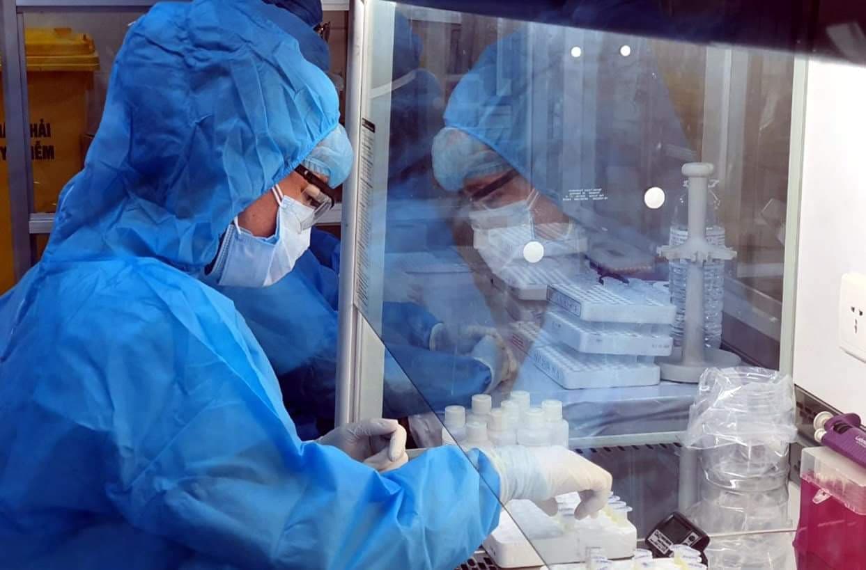 Việt Nam vừa nghiên cứu tự chế tạo, vừa phối hợp mua vaccine Covid-19 từ các nước. Ảnh: Bộ Y tế