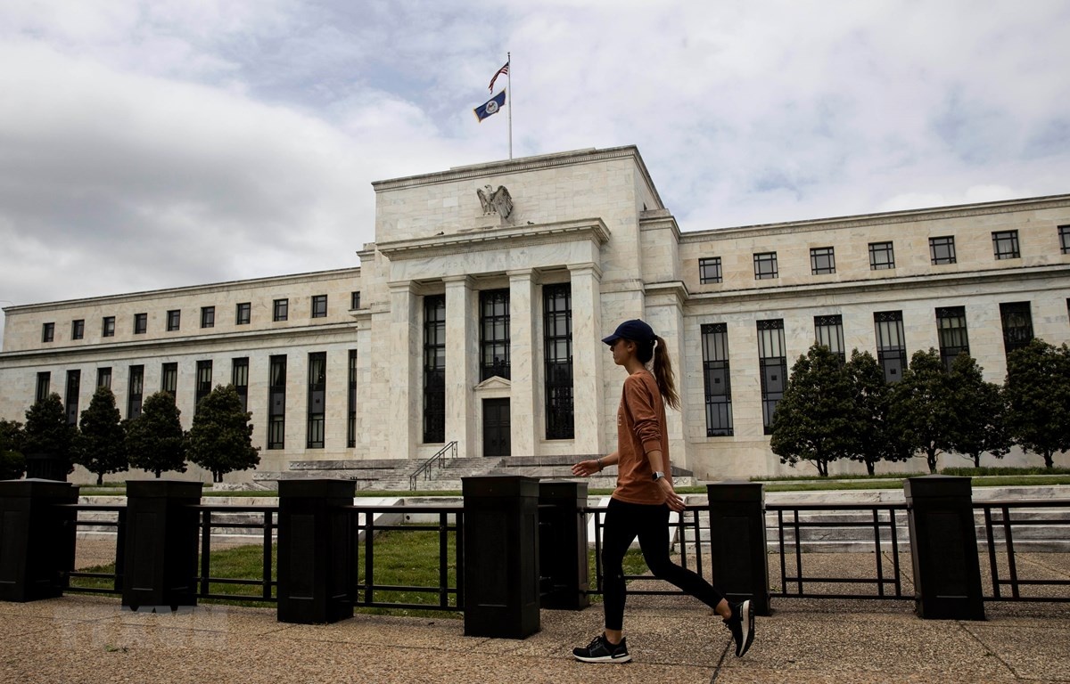 Cục Dự trữ Liên bang Mỹ (Fed) cho biết, để hỗ trợ nền kinh tế, cơ quan này sẽ không xem xét việc tăng lãi suất từ mức gần bằng 0% cho đến khi lạm phát về mức 2%. 