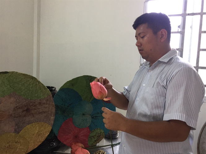 Anh Lê Chí Công đang xử lý một bông sen tươi vừa mới cắt