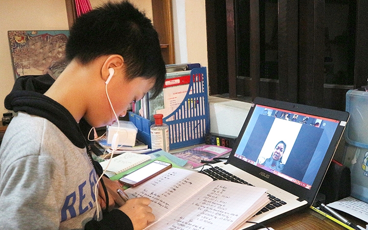 Học sinh Trường tiểu học Thọ Sơn (Việt Trì, Phú Thọ) học trực tuyến trên máy tính.