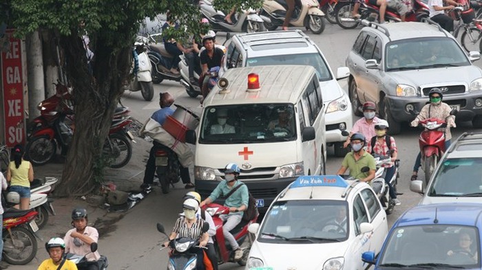 Nhường đường cho xe ưu tiên, sao khó đến vậy?