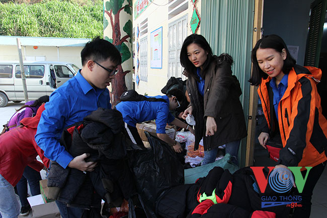 2 Đoàn viên thanh niên Kênh VOV Giao thông chuẩn bị các phần quà cho học sinh trường mầm non Lủng Chư