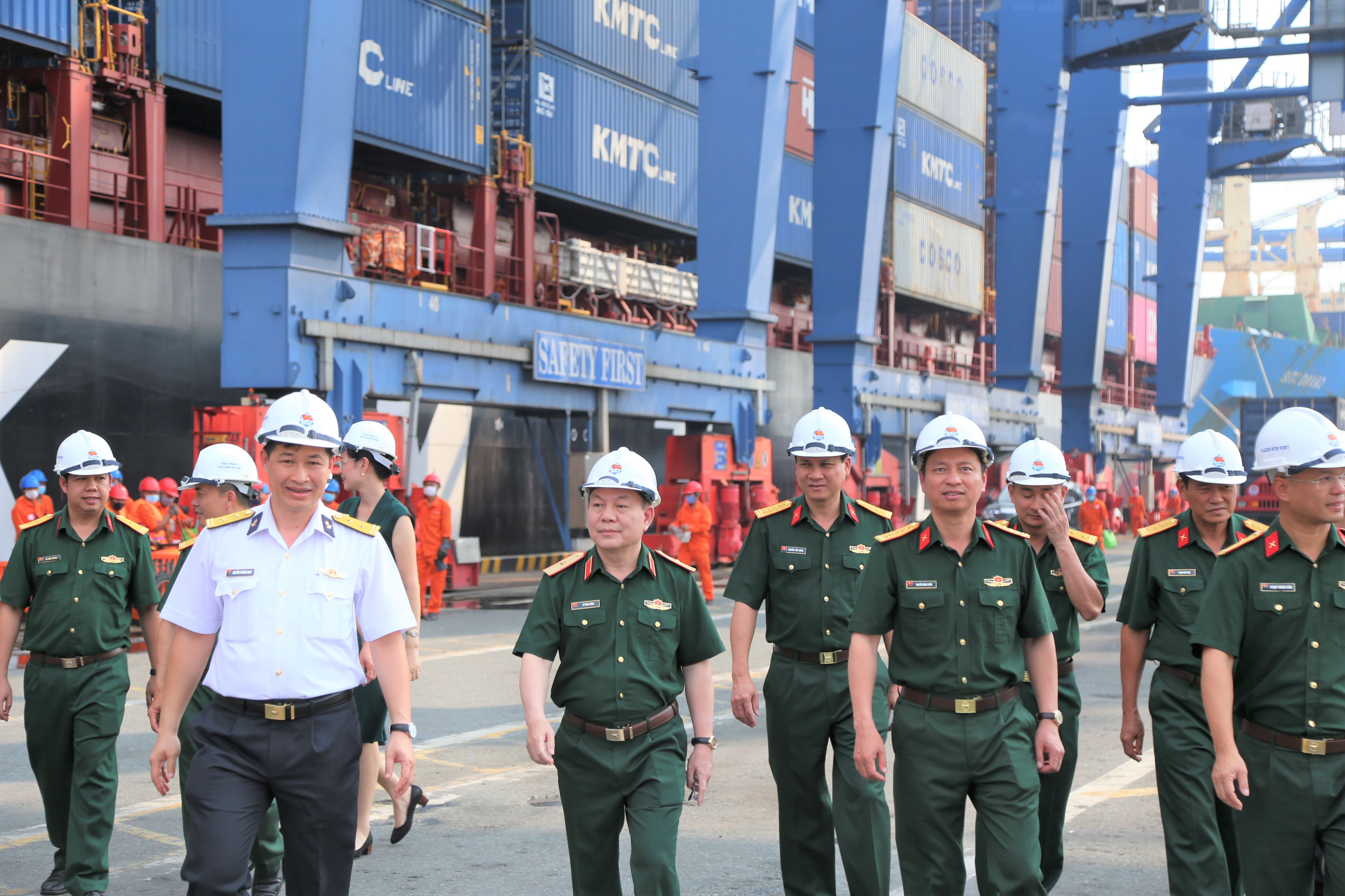              Ảnh 2: Thiếu tướng Lê Đăng Dũng (áo xanh thứ 3 từ trái sang) đánh giá cao những thành tựu phát triển của TCT Tân Cảng Sài Gòn những năm qua có đóng góp không nhỏ của việc ứng dụng công nghệ, chuyển đổi số