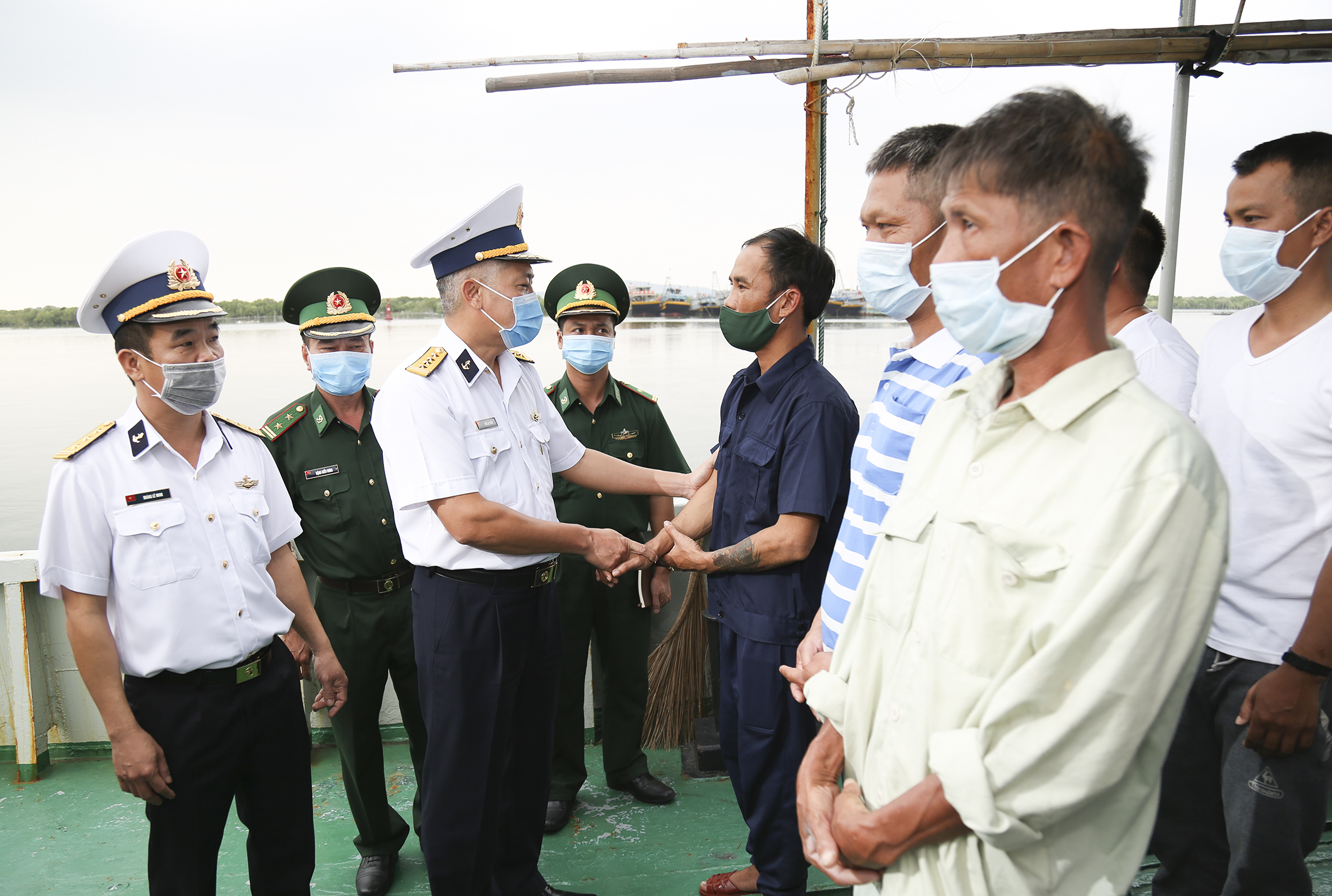 Lãnh đạo Tổng công ty Tân Cảng Sài Gòn và Hải đoàn 128 thăm hỏi, động viên ngư dân;