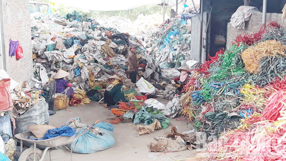 Phế liệu tập kết ở khu tái chế nhựa thôn Đồng Đạo, xã Hợp Thịnh.
