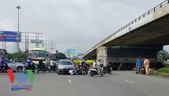 Ô tô va chạm xe máy ngay vòng xuyến, 2 người nhập viện