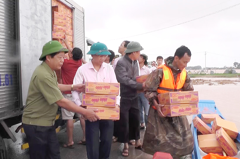 Cung cấp nhu yếu phẩm cho người dân vùng lũ huyện Triệu Phong.
