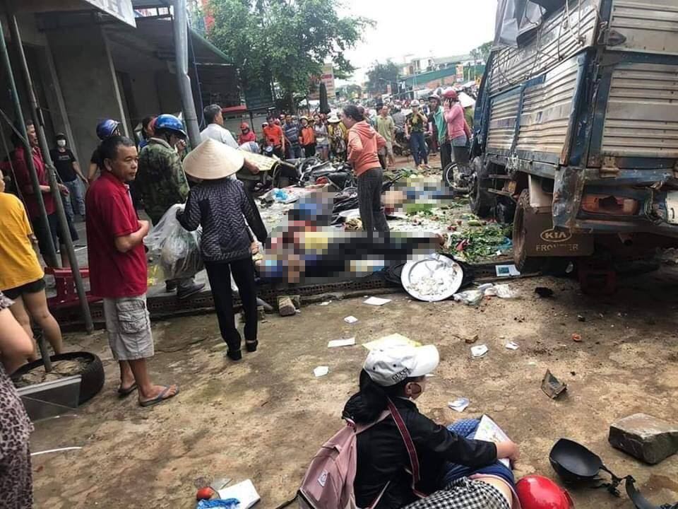 Hiện trường vụ xe tải lao vào chợ ở Đắk Nông khiến 10 người thương vong vào ngày 13/6.