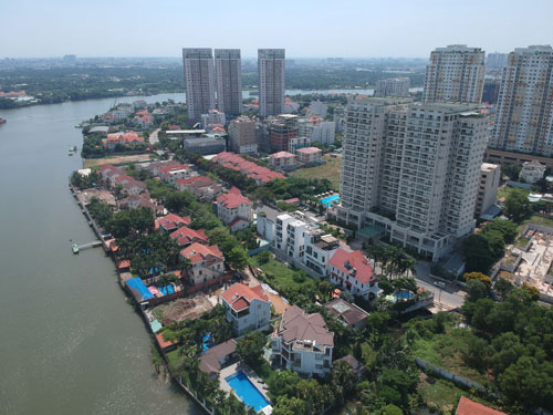 Một trong những đoạn bờ sông Sài Gòn bị biến thành của riêng