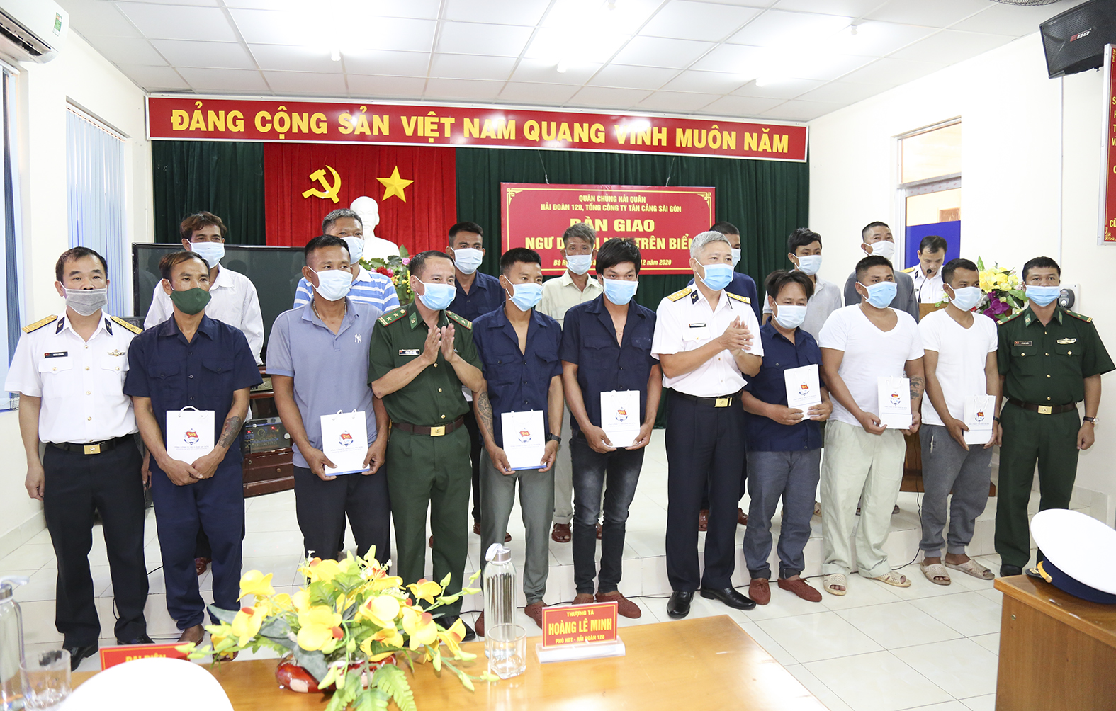 Đại diện Tổng công ty Tân cảng Sài Gòn trao quà cho các ngư dân