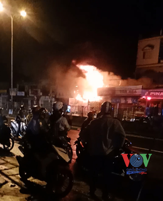 Cháy lớn cửa hàng bán phụ tùng xe máy trong đêm thiêu rụi nhiều tài sản