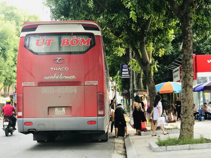 Nhà xe Út Bờm có bến cóc ở đường Trần Thủ Độ (Hoàng Liệt, quận Hoàng Mai, TP. Hà Nội) luôn có hàng chục xe đón khách đi Thanh Hóa