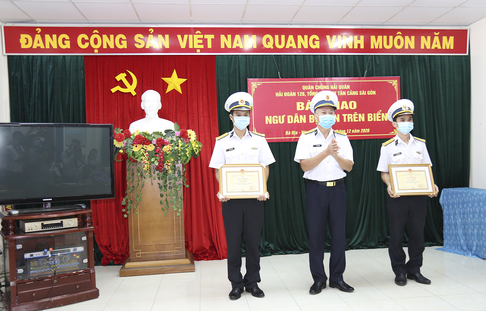 Đại tá Bùi Sỹ Tuấn, Phó Tổng Giám đốc Tổng Công ty Tân Cảng Sài Gòn trao thưởng cho các tập thể có thành tích cứu nạn, giúp đỡ ngư dân.