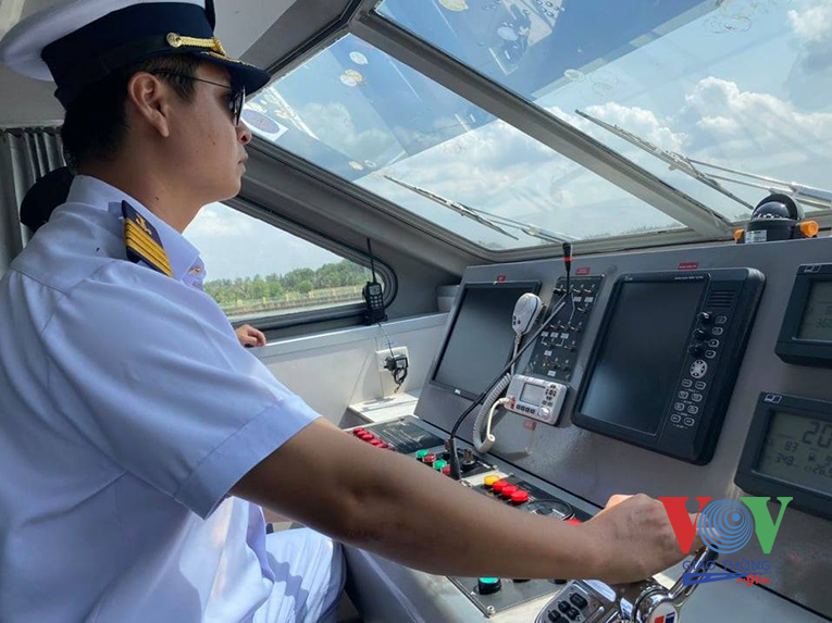 Điều khiển đội tàu tàu hiện đại là các thuyền trưởng dày dặn kinh nghiệm được đào tạo chính quy, bài bản