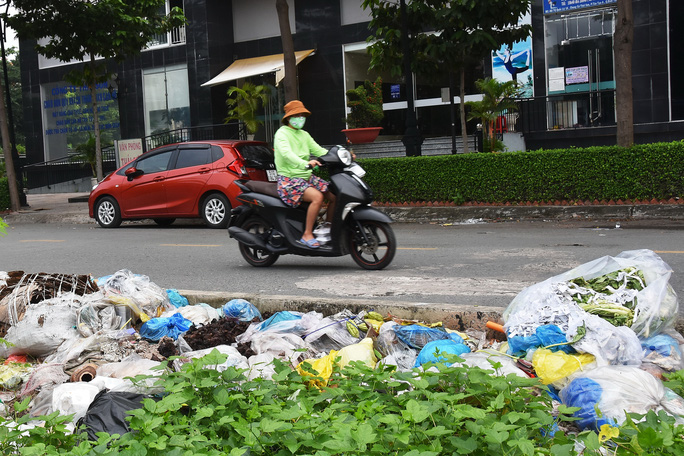 Công nhân thu gom rác phân loại tại hẻm 25 Nguyễn Bỉnh Khiêm, Q.1, TP.HCM - Ảnh: NGỌC PHƯỢNG