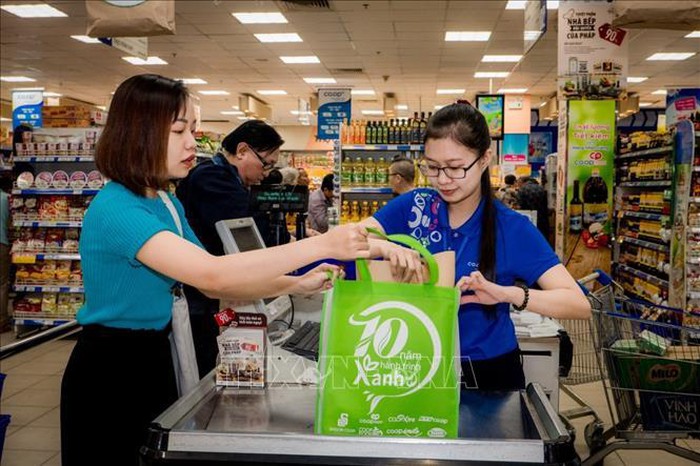 Hệ thống siêu thị Co.opmart hướng người dân sử dụng các sản phẩm thay thế cho nylon bằng túi giấy và túi môi trường do đơn vị sản xuất. Việc này đã được triển khai từ năm 2011. Ảnh: TTXVN