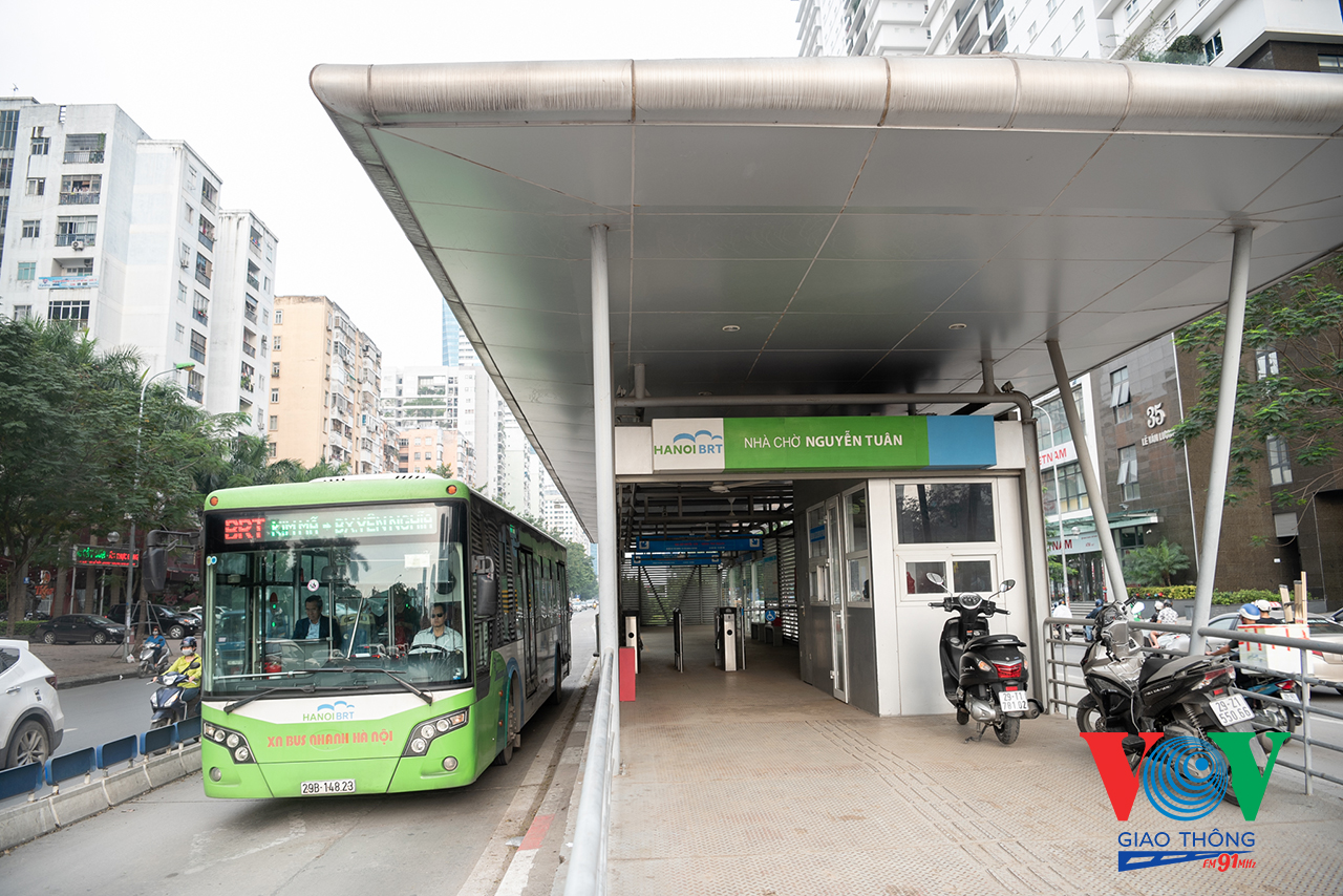 hiện trạng nhà chờ và hạ tầng xe buýt phục vụ cho hành khách cả về số lượng và chất lượng vẫn chưa đáp ứng được nhu cầu sử dụng.