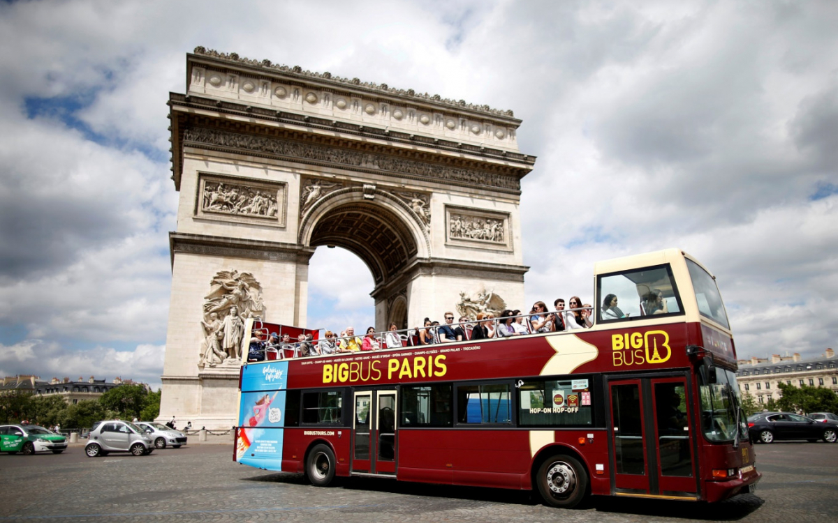Paris cấm xe buýt du lịch vào trung tâm thành phố: