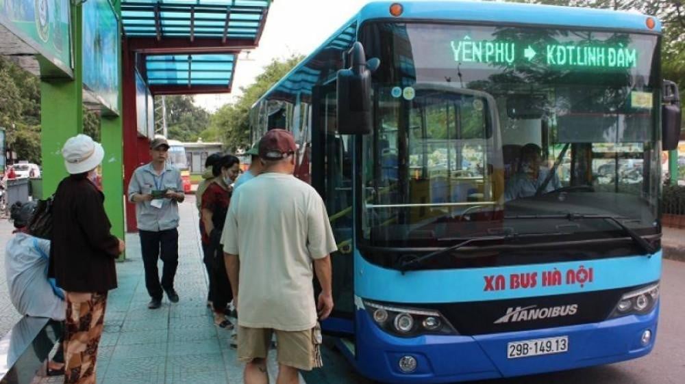 Người cao tuổi nhận thẻ xe buýt miễn phí sau 5 ngày đăng ký. Ảnh: Minh Anh