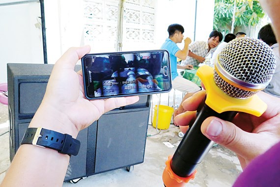 Thuê loa kẹo kéo chỉ với giá từ 150.000 đồng, kết nối với các bài hát có chế độ Karaoke trên Youtube, người dùng ngày càng dễ dàng để sở hữu một "phòng karaoke" di động và gây bao phiền toái cho những hộ gia đình xung quanh,