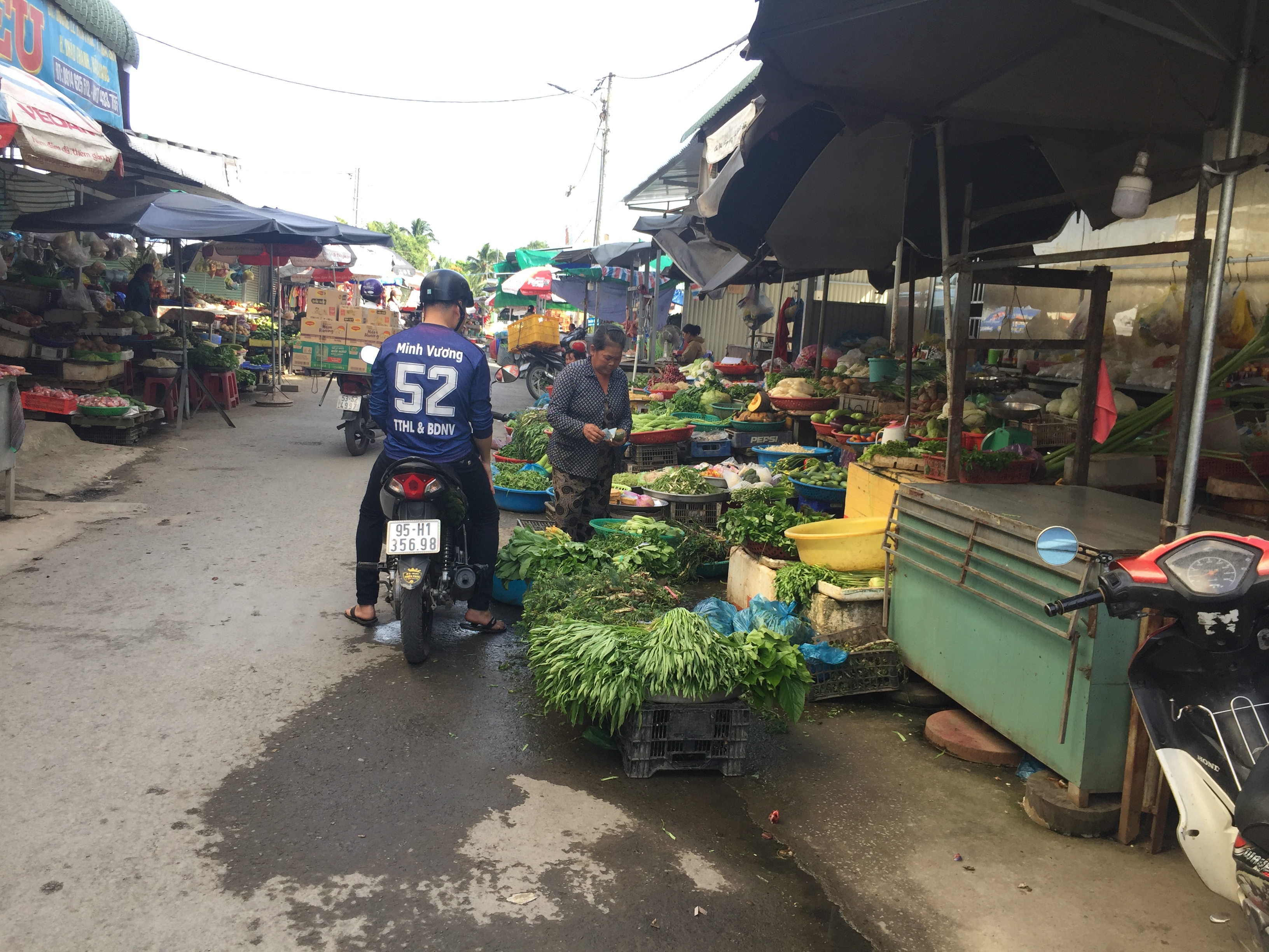  Song song khu chợ truyền thống là nhóm chợ tạm đang cạnh tranh với khu chợ truyền thống.