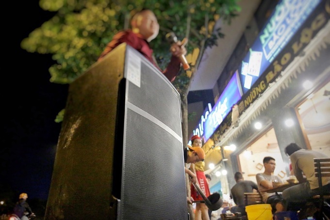 Loa thùng được một quán nhậu trên đường Phạm Văn Đồng, quận Gò Vấp phục vụ khách hát karaoke. Ảnh: Ngọc Bích.