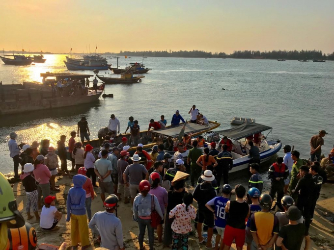 Cơ quan chức năng tỉnh Quảng Nam đang tìm kiếm 5 nạn nhân mất tịch vụ lật thuyền trên sông Thu Bồn chiều 8/5. (Ảnh: Báo Quảng Nam)  